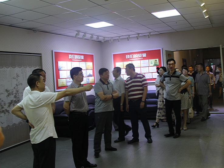 201608061470461372991286 市政府姜德印副秘书长经信委主任杨绪彪一行莅临集团观摩指导