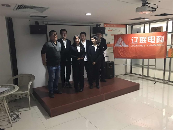 领导为第二名飞跃队组员颁奖.jpg 领导为第二名飞跃队组员颁奖.jpg