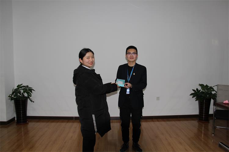 个人魅力奖获得者刘明及颁奖人.jpg 个人魅力奖获得者刘明及颁奖人.jpg