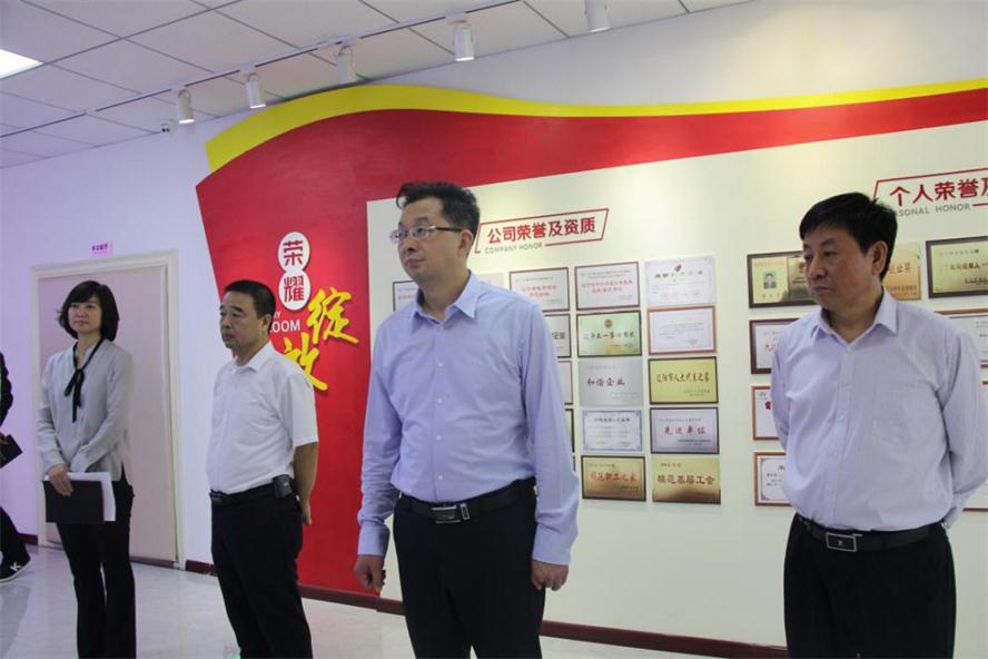 何亚琼副市长莅临赢多多电商调研指导.jpg 何亚琼副市长莅临赢多多电商调研指导.jpg
