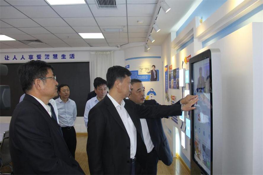 市长王一兵莅临赢多多电商指导.jpg 市长王一兵莅临赢多多电商指导.jpg