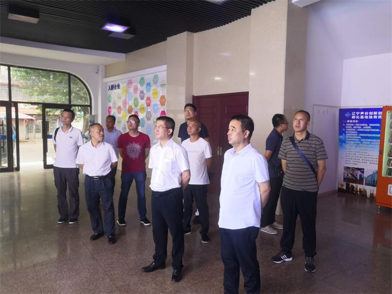常务副县长王苏龙一行参观赢多多服务外包公司.jpg 常务副县长王苏龙一行参观赢多多服务外包公司.jpg